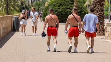 La prensa británica advierte a sus turistas sobre el uso del bañador: multas de 500 euros
