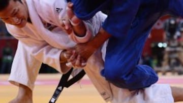 Korea's Cho Jun-Ho (white) competes with Spain's Sugoi Uriarte (blue) during their men's -66kg contest bronze medal match of the judo event at the London 2012 Olympic Games on July 29, 2012 at the ExCel arena in London. AFP PHOTO / FRANCK FIFE
