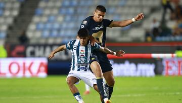 Elias Montiel (L) of Pachuca fights for the ball with Guillermo Martinez (R) of Pumas during the Play In match between Pachuca and Pumas UNAM as part of the Torneo Clausura 2024 Liga BBVA MX at Hidalgo Stadium on May 02, 2024 in Pachuca, Hidalgo, Mexico.