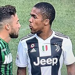 El VAR expulsó a Douglas Costa tras agredir y escupir a un rival
