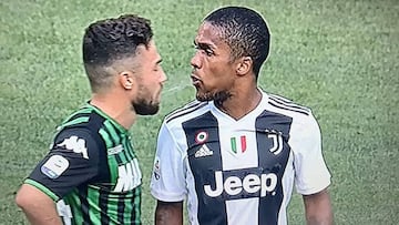 Imagen de Douglas Costa escupiendo a Di Francesco.