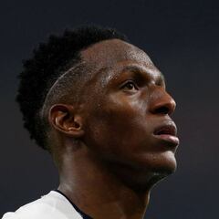 Mina juega los 90 minutos en el empate de Everton