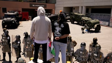 Manifestantes se enfrentan a miembros de las fuerzas de seguridad cerca del edificio federal Edward R. Roybal en el centro de Los Ángeles, California.