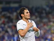 Palmeiras' midfielder Raphael Veiga reacts after scoring a penalty during the 2021 FIFA Club World Cup final football match between Brazil's Palmeiras and England's Chelsea at Mohammed Bin Zayed stadium in Abu Dhabi, on February 12, 2022. (Photo by Giuseppe CACACE / AFP)