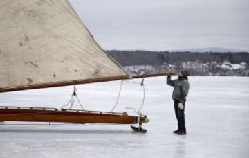 Los amantes de la vela sobre hielo han podido disfrutar más tiempo del río Hudson helado debido al duro invierno que ha padecido el noreste de EEUU.