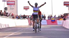 Alejandro Valverde celebra su victoria en la cima de Jebel Hafeet en la tercera etapa del UAE Tour.