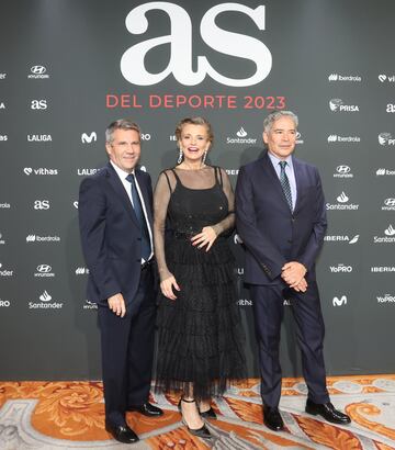 Carla Bistuer, exdeportista de taekwondo y su marido Javier  posan con Boris Izaguirre, periodista y presentador de televisión, en el photocall de los Premios AS del Deporte 2023.