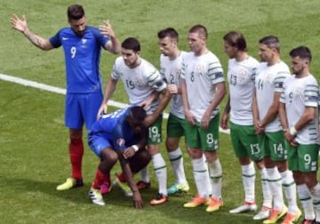 Esa es la pregunta que parecen hacerse el francés Giroud y el irlandés Hendrick al ver a Pogba agachado durante el lanzamiento de falta en el partido de octavos de la Eurocopa. 