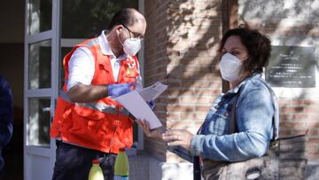 Una mujer mira los resultado del de test rápido de detección de anticuerpos IgG e IgM que se ha realizado en el Instituto de Formación Integral en Seguridad y Emergencias (IFISE), en Colmenar Viejo, Madrid (España), a 2 de septiembre de 2020. La realización de test anticuerpos de Covid-19 a los cerca de 100.000 docentes y miembros del personal de administración y servicios de los centros educativos públicos y concertados de la Comunidad de Madrid es una de las medidas incluidas en la estrategia de inicio de curso 2020/2021.
02 SEPTIEMBRE 2020;TEST;PCR;CORONAVIRUS;COVID-19;INICIO CURSO ESCOLAR;EDUCACIÓN;PROFESORES;DOCENCIA;ENSEÑANZA
Ricardo Rubio / Europa Press
02/09/2020