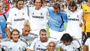 <b>EL MADRID DE LAS ESTRELLAS... DE CINE</b>. Kunno Becker, el actor mexicano de la película Goal 2 que posó con los galácticos con soltura, con el nombre de Muñez a la espalda.