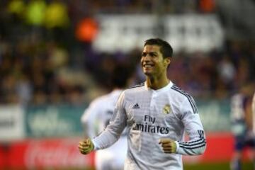 El delantero portugués del Real Madrid Cristiano Ronaldo celebra el gol marcado al Eibar, segundo para el equipo, durante el partido de la duodécima jornada de Liga de Primera División disputado hoy en el estadio de Ipurua.