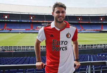 Newly-signed Feyenoord's Argentine-born forward Santiago Gimenez poses for photographs during his presentation in Feyenoord Stadium, known as "De Kuip", in Rotterdam, on July 30, 2022. - Gimenez transferred from the Mexican club CD Cruz Azul, and signed a contract with Feyenoord until mid-2026.  - Netherlands OUT (Photo by Bart Stoutjesdijk / ANP / AFP) / Netherlands OUT (Photo by BART STOUTJESDIJK/ANP/AFP via Getty Images)