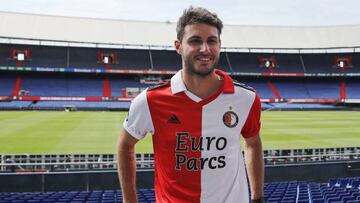 Santiago Giménez posa con la camiseta del Feyenoord en su presentación con el equipo.