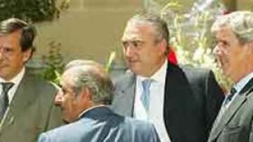 <b>DESPEDIDA.</B> El mundo del fútbol ha acompañado a Javier Uria en su último viaje.