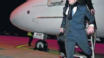 <b>SERIO. </b>Forlán baja del avión ayer en Sevilla. De allí, fueron a Huelva.