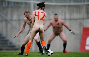 Un grupo de jugadores aficionados disputan un partido desnudos en Wuppertal, Alemania, como protesta por lo que dicen que es una creciente comercialización del fútbol profesional.