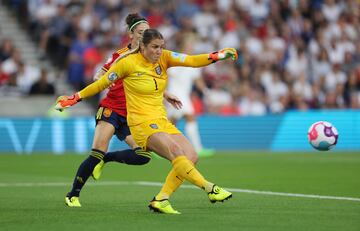 Esther González y Mary Earps.