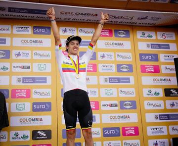 Daniel Arroyave, ciclista del Team Emirates, se quedó con la medalla de oro en la prueba de élite de la categoría Sub 23, del Campeonato Nacional de Ruta. Óscar Guzmán y Cristian Pico se quedaron con el segundo y tercer puesto.