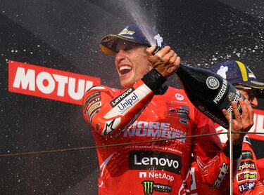 Celebración del piloto español de Ducati Lenovo, Marc Márquez, tras proclamarse campeón de MotoGP en el Gran Premio de Japón.