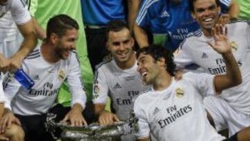 Jesé no se despegó de Raúl y le dio aún más brillo al homenaje del '7' marcando dos goles.