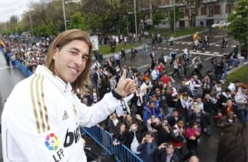 Ramos celebrando el título de liga con la afición en la rúa que organizó el club blanco por las calles de Madrid. En Bilbao el Real Madrid ganaría su 32ª Liga. La victoria 0-3 en el antiguo San Mamés le valió al conjunto dirigido por Jose Mourinho para alzarse con el título.