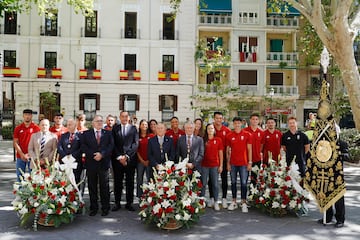 05-09 El Granada CF realiz la tradicional ofrenda a la patrona de la ciudad, la Virgen de las Angustias. En la imagen miembros de la hermandad y de los tres equipos principales del club