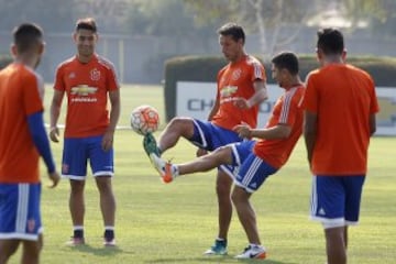 El jugador de Universidad de Chile David Pizarro controla el balon durante la practica matutina en el CDA de Santiago, Chile.