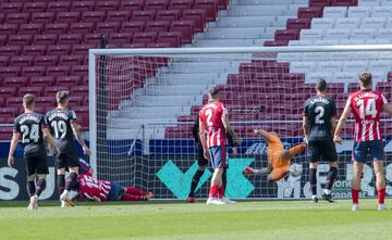 Angel Correa marca el 1-0 al Eibar. 