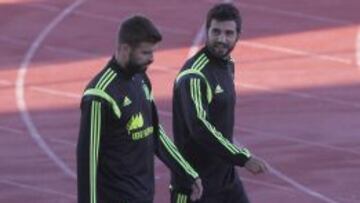 Piqu&eacute; y Albiol, antes del entrenamiento de ayer.
 