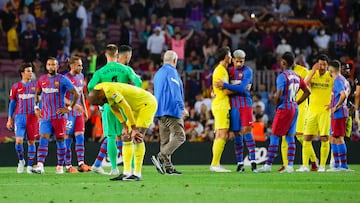 Los jugadores de Villarreal y FC Barcelona se saludan al final del partido.