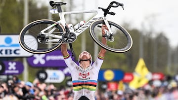 Van der Poel levanta su bicicleta tras ganar por tercera vez el Tour de Flandes.