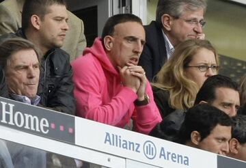 En verano de 2009, Ribery anunció a su llegada a la pretemporada su intención de abandonar el FC Bayern, que no creía en el proyecto que iban a formar con Louis Van Gaal. Estuvo ejercitándose en solitario y finalmente el jugador reculó y continuó en el club bávaro y convencido para la causa de Van Gaal que fichó a varios futbolistas que convencieron al galo y sobretodo con Arjen Robben como nuevo compañero para que ambos ocuparan los extremos para el ataque muniqués.