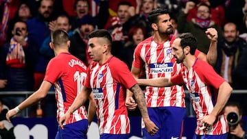 Diego Costa celebra con rabia su gol al Sevilla. La afici&oacute;n se encomienda a su racha y al trabajo en defensa para creer en la remontada en Sevilla.