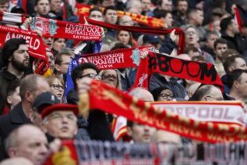 Britain Soccer Football - Liverpool v Everton - Premier League - Anfield - 1/4/17 Liverpool fans sing in memory of former Liverpool coach Ronnie Moran before the match