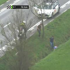 El duro accidente de Van der Poel en la Clásica de La Panne