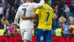 Saludo entre Nauzet Alemán y Cristiano Ronaldo tras el partido.