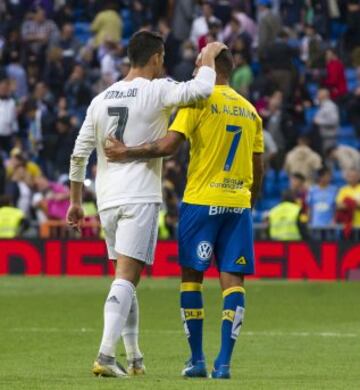 Saludo entre Nauzet Alem¨¢n y Cristiano Ronaldo tras el partido.