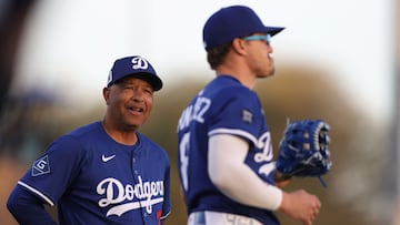 GLENDALE, ARIZONA - FEBRUARY 28: Manager Dave Roberts #30 of the Los Angeles Dodgers talks to Enrique Hernandez #8 of the Los Angeles Dodgers prior to the spring training game against the Los Angeles Angels at Camelback Ranch on February 28, 2025 in Glendale, Arizona. Jeremy Chen/Getty Images/AFP (Photo by Jeremy Chen / GETTY IMAGES NORTH AMERICA / Getty Images via AFP)