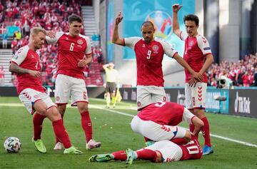 El centrocampista dan¨¦s del Inter de Mil¨¢n se desplom¨® y qued¨® inconsciente tras un salto durante el encuentro de la Eurocopa ante Finlandia. Los servicios m¨¦dicos actuaron durante varios minutos antes de ser sacado en camilla para ser trasladado al hospital.