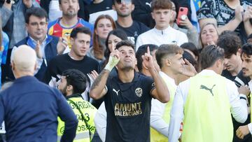 VALENCIA, 23/11/2024.- Hugo Duro (c), del Valencia,celebra con sus compañeros tras marcar el 3-1 al Real Betis, durante el partido de la jornada 14 de Liga disputado este sábado en el estadio de Mestalla. EFE/Ana Escobar