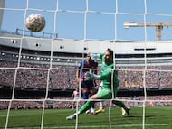 Soccer Football - LaLiga - FC Barcelona v Rayo Vallecano - Spotify Camp Nou, Barcelona, Spain - March 22, 2026 FC Barcelona's Ronald Araujo scores their first goal past Rayo Vallecano's Augusto Batalla REUTERS/Albert Gea