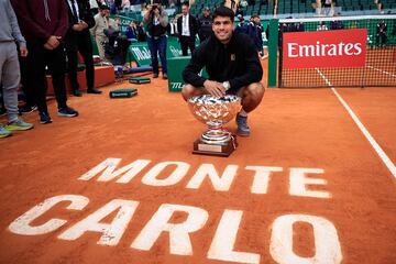 Carlos Alcaraz posa con el trofeo que le otorga campeón del Masters de Montecarlo 2025 tras vencer en la final al tenista italiano Musetti.