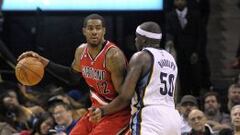 LaMarcus Aldridge postea ante Zach Randolph antes de tener que abandonar el partido.