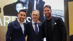 Caparrós, junto a Navas y Ramos tras recibir el II Banquillo de Oro del Sevilla.
RAMOS Y NAVAS