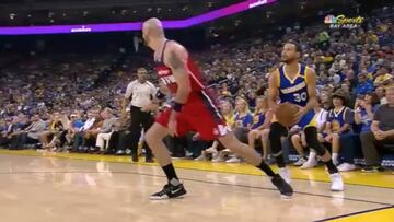 Nada por aquí, nada por allá... Gortat aún está buscando a Curry