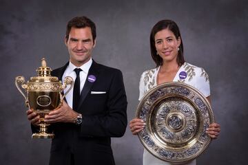 Garbiñe Muguruza y Roger Federer posan con sus torneos de campeones de Wimbledon 2017. 