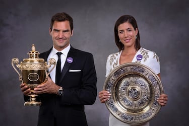 Garbiñe Muguruza y Roger Federer posan con sus torneos de campeones de Wimbledon 2017. 