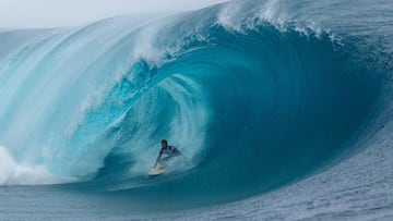 El surfista Michel Bourez metido dentro del tubo de la ola de Teahupoo, en Tahit&iacute; (Polinesia francesa).