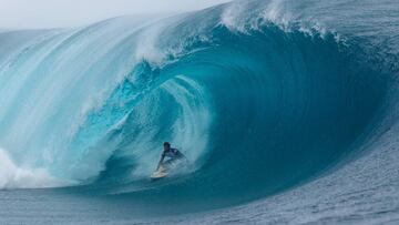 El surfista Michel Bourez metido dentro del tubo de la ola de Teahupoo, en Tahití (Polinesia francesa).