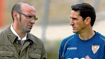 <b>DURO VIAJE. </b>Monchi aprovechó el viaje de regreso para conversar con Manolo Jiménez.